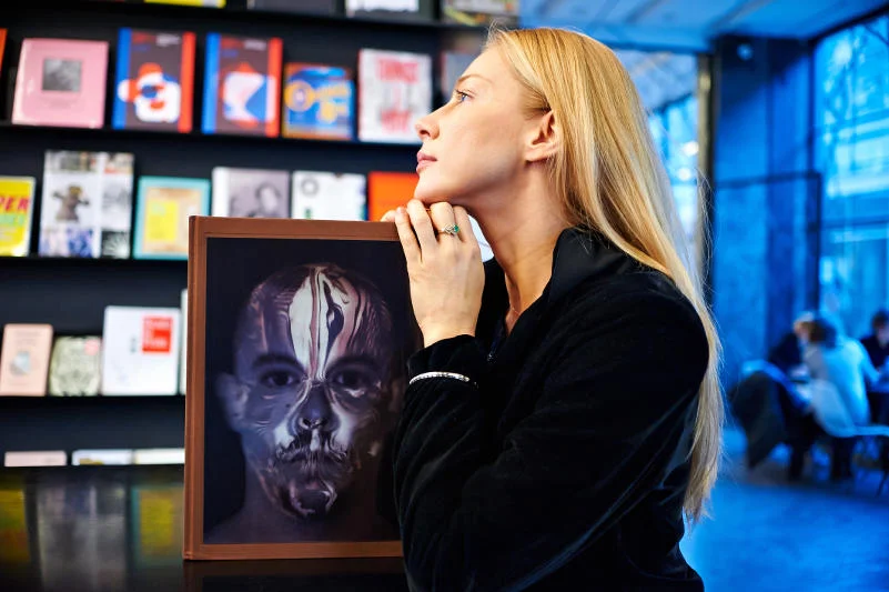 Kasia zachwyciła się albumem "Savage Beauty" o Alexandrze McQueenie, który znalazła z księgarni przy Muzeum Sztuki Nowoczesnej.