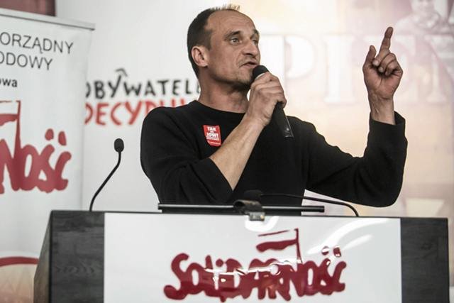 Paweł Kukiz przemawia w sali BHP Stoczni Gdańskiej podczas spotkania Platformy Oburzonych
