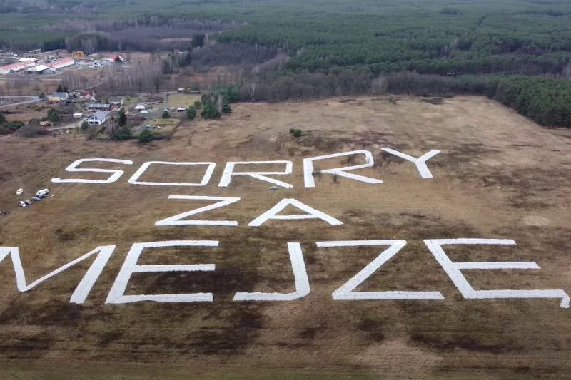 Łukasz Mejza wywodzi się z gminy Dąbie położonej w pobliżu Krosna Odrzańskiego. Nieopodal tego miasta powstał ogromny napis "Sorry za Mejzę".