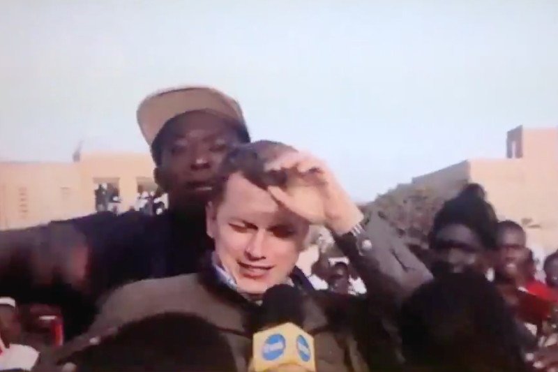 Podekscytowani mieszkańcy Senegalu nie pozwalali dojść do głosu dziennikarzowi TVN24. Nagle pojawił się jego wybawca z patykiem w ręku.