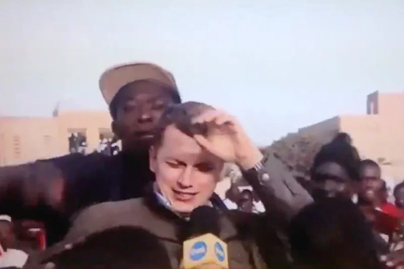 Podekscytowani mieszkańcy Senegalu nie pozwalali dojść do głosu dziennikarzowi TVN24. Nagle pojawił się jego wybawca z patykiem w ręku.