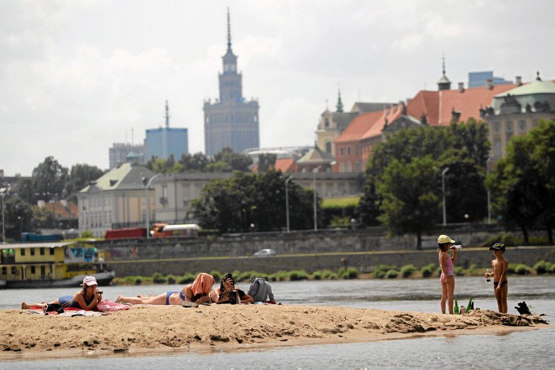 Kąpiel w Wiśle jest zakazana. Ale i tak niektórzy się kąpią