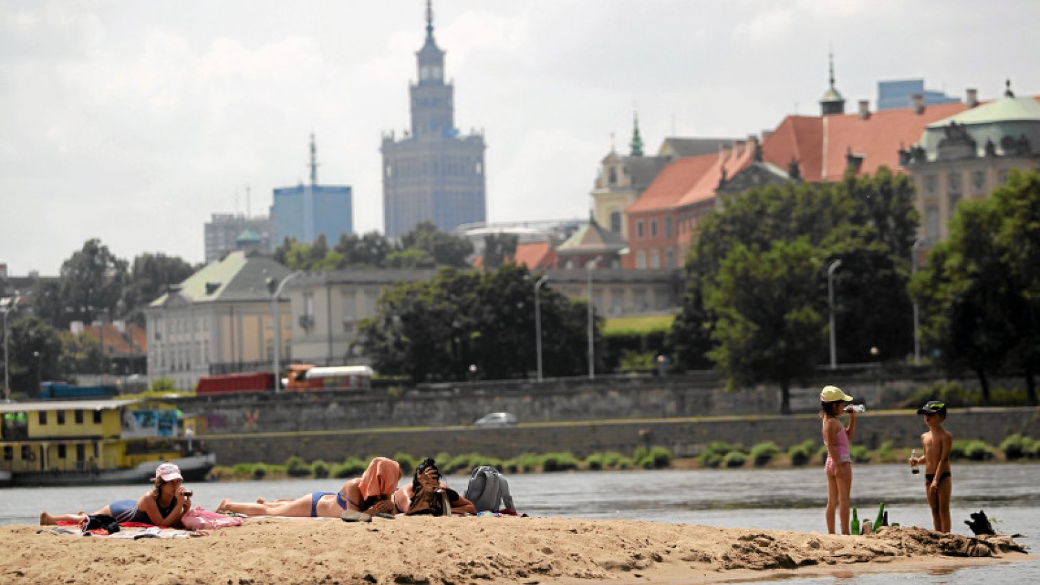 Kąpiel w Wiśle jest zakazana. Ale i tak niektórzy się kąpią