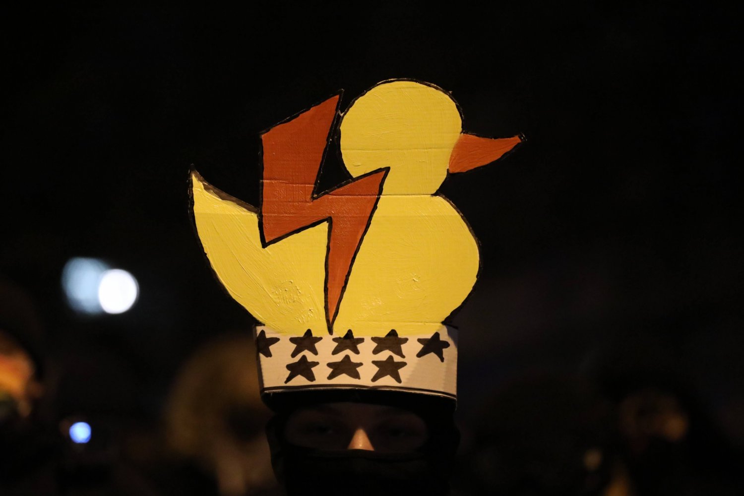 16-latkowie w Malborku przykleili na biurze posła PiS naklejkę z ośmioma gwiazdkami. Teraz zajmie się nimi sąd.