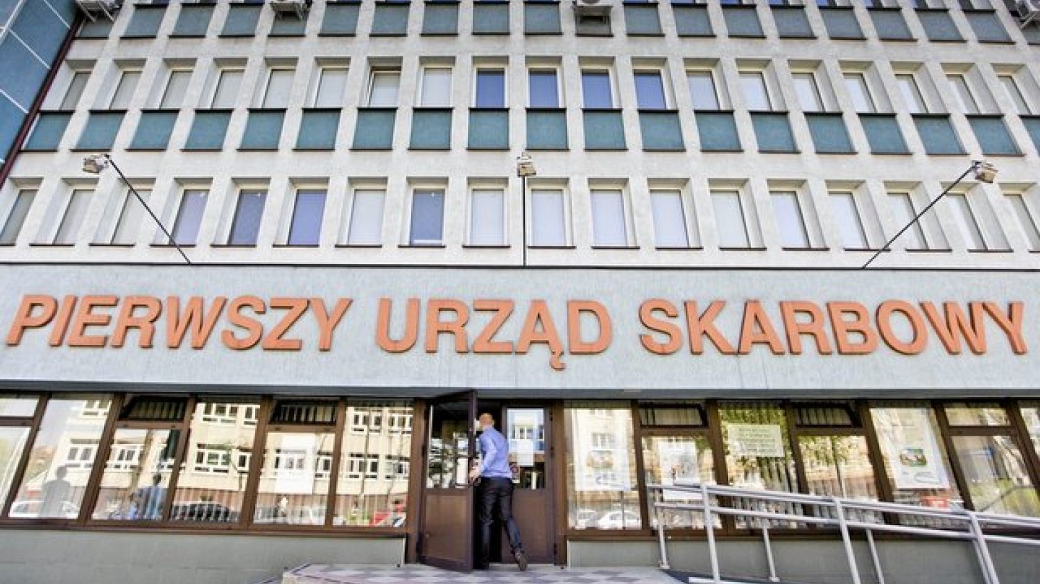 Urząd skarbowy jest "pierwszy" nie tylko z nazwy, ale również pierwszy przy naszych dochodach.