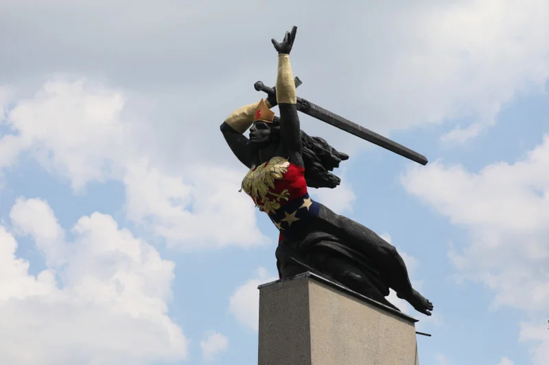 Pomnik Bohaterów Warszawy zyskał nowe przebranie.