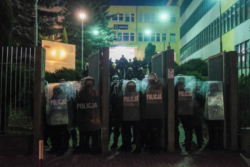 Tak wygląda od paru dni teren przed komendą policji w Koninie. Funkcjonariusze pilnują wejścia do budynku przed agresywnym tłumem, który domaga się "sprawiedliwości".