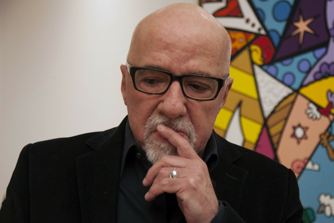 Księgarnia wycofuje ze sprzedaży książki Paulo Coelho. Reakcja internautów