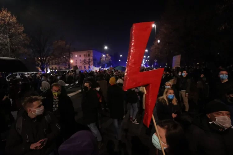 Protesty Strajku Kobiet w Polsce odbyły się pod koniec 2020 roku