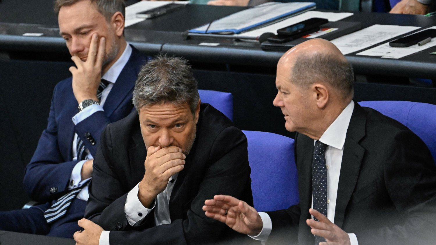 Koalicja socjaldemokratów, zielonych i liberałów skompromitowała się w wyborach w Saksonii oraz Turyngii. Na zdjęciu członkowie aktualnej koalicji rządzącej w Niemczech: od lewej Christian Lindner z FDP, Robert Habeck z Zielonych i kanclerz Olaf Scholz z SPD.