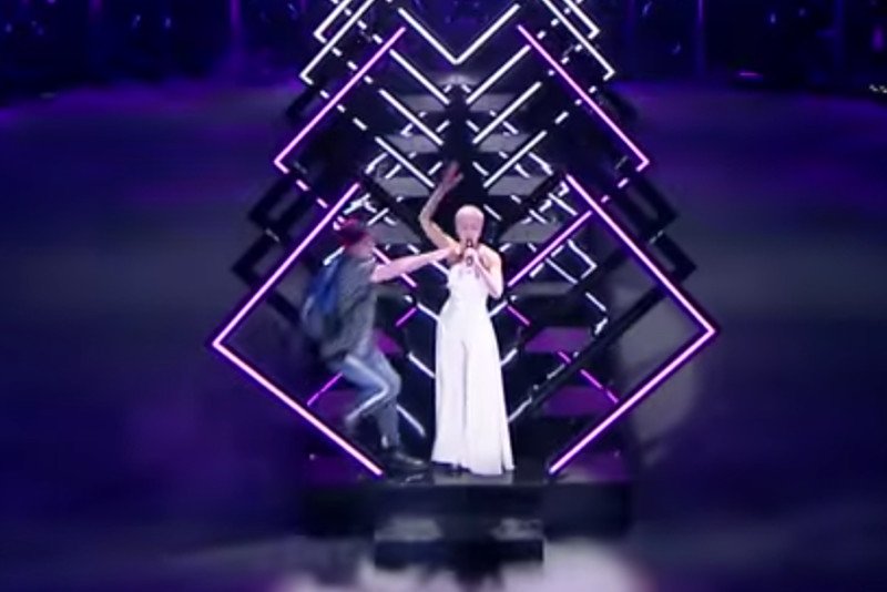 Brytyjska piosenkarka SuRie zachowała zimną krew, gdy na scenę w trakcie jej występu wpadł mężczyzna i wyrwał jej mikrofon.