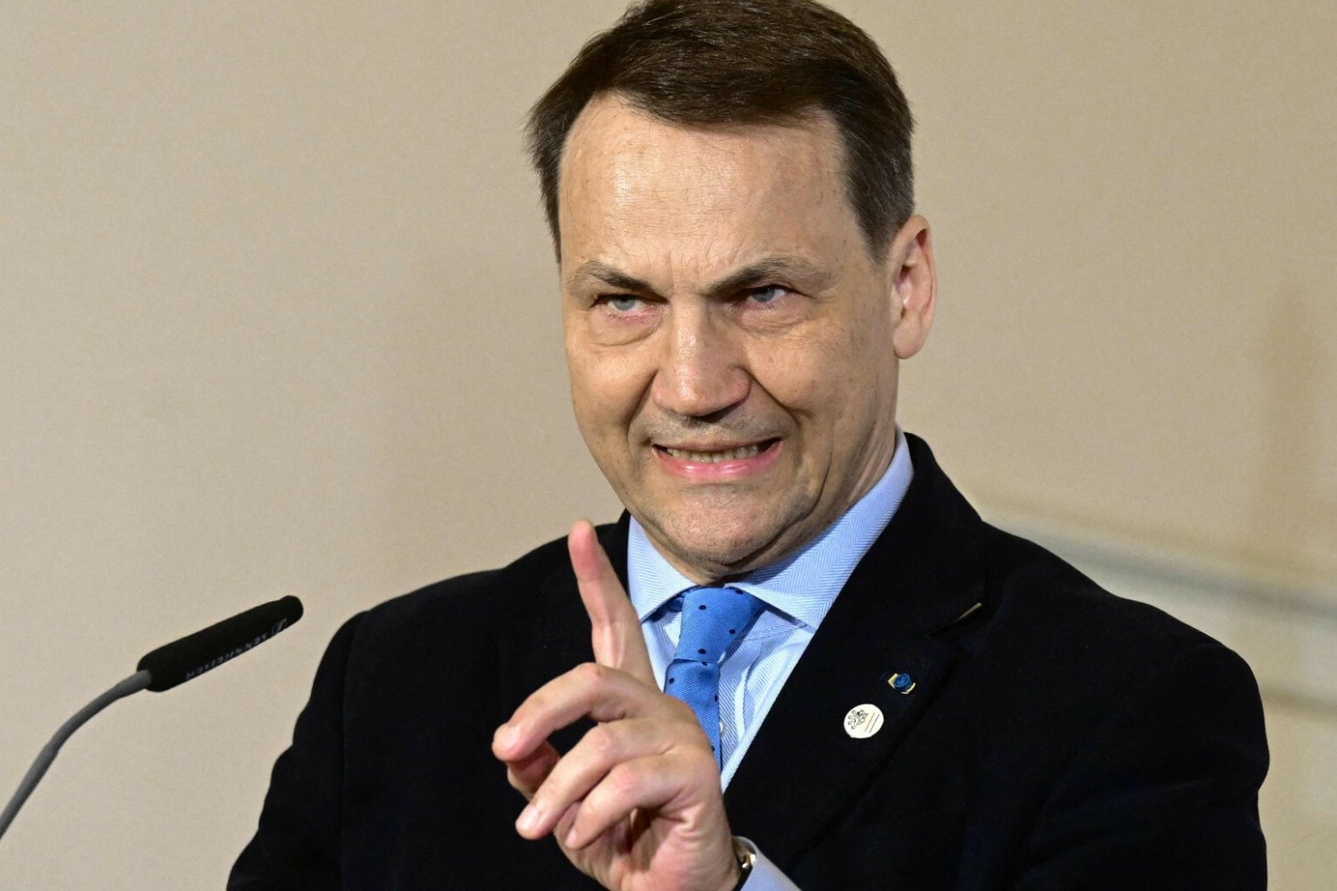 Sikorski z mocnym apelem do Orbána. "Nie przeszkadzajcie".