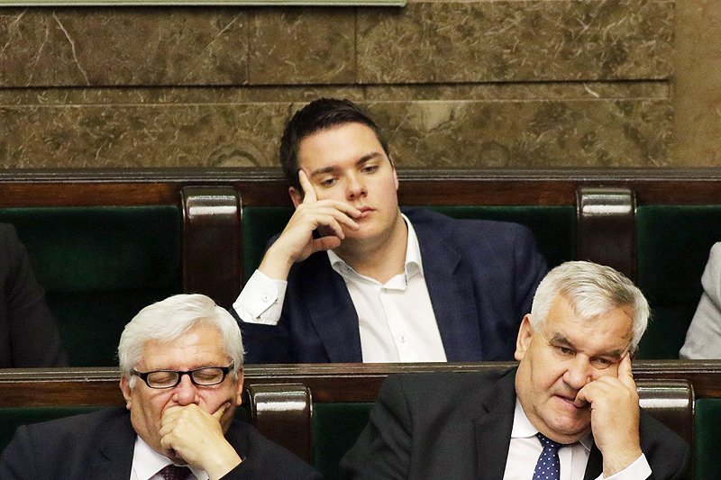 PiS miało dziś wybór między Łukaszem Rzepeckim a Dominikiem Tarczyńskim. Partia zdecydowała, że woli mieć twarz tego drugiego.