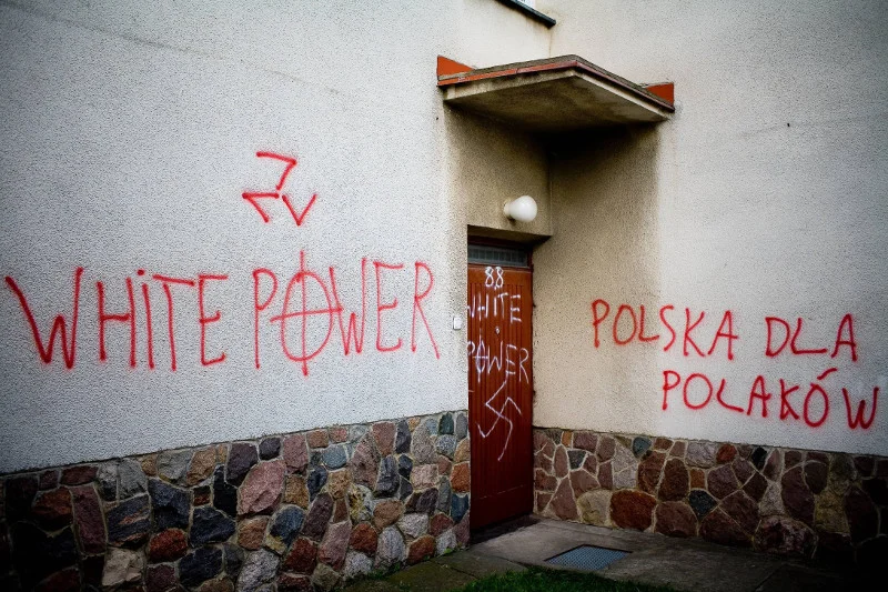 Rok 2007, Białystok, ul. Hetmańska. Te napisy znalazły się na budynku meczetu. Dziś mieści się tu Białostockie Centrum Islamu.