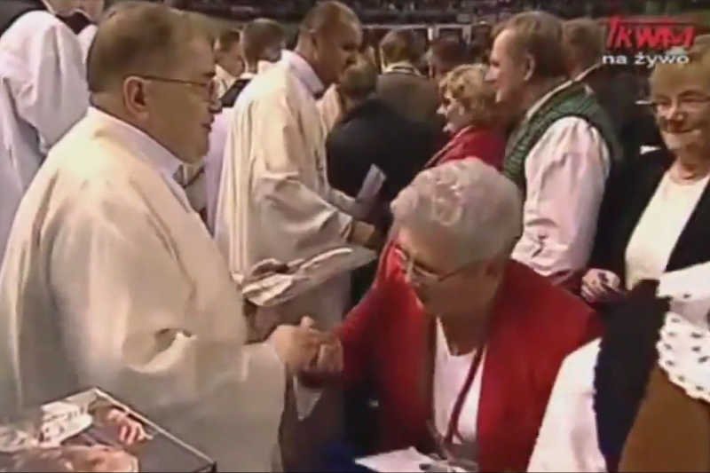 O. Tadeusz Rydzyk sprawnie uchylał się przed pocałunkami słuchaczek Radia Maryja. Za to koperty przyjmował chętnie.