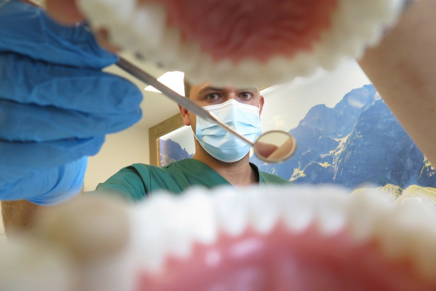 O co chodzi z 600+ na dentystę? Osoby ubezpieczone w NFZ mogą mieć niektóre zabiegi za darmo