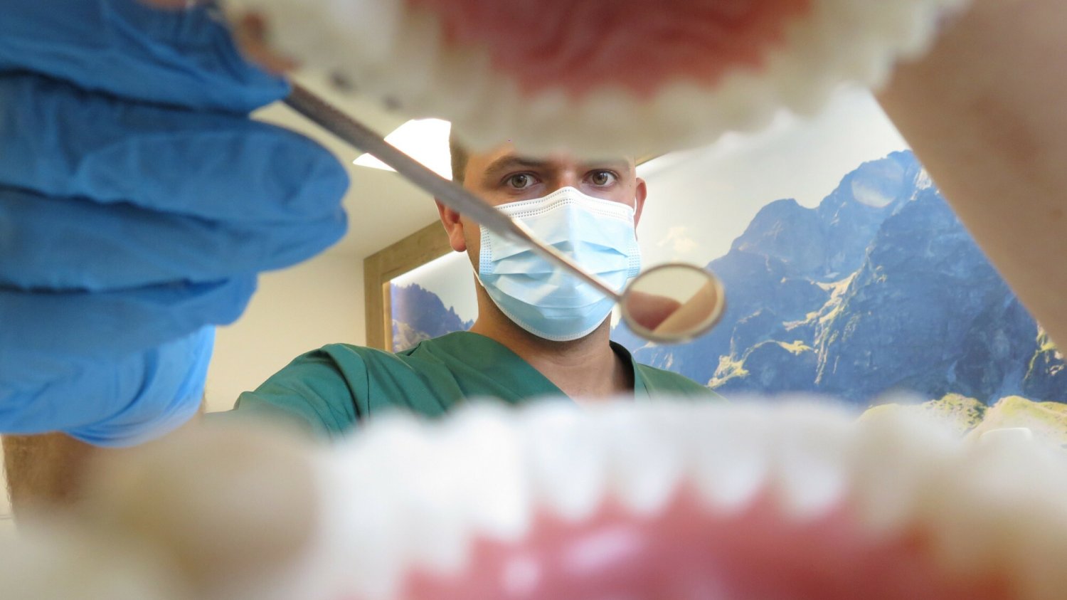 600+ na dentystę. Które zabiegi zrobimy za darmo na NFZ? O co chodzi z 600+ na dentystę? Osoby ubezpieczone w NFZ mogą mieć niektóre zabiegi za darmo
