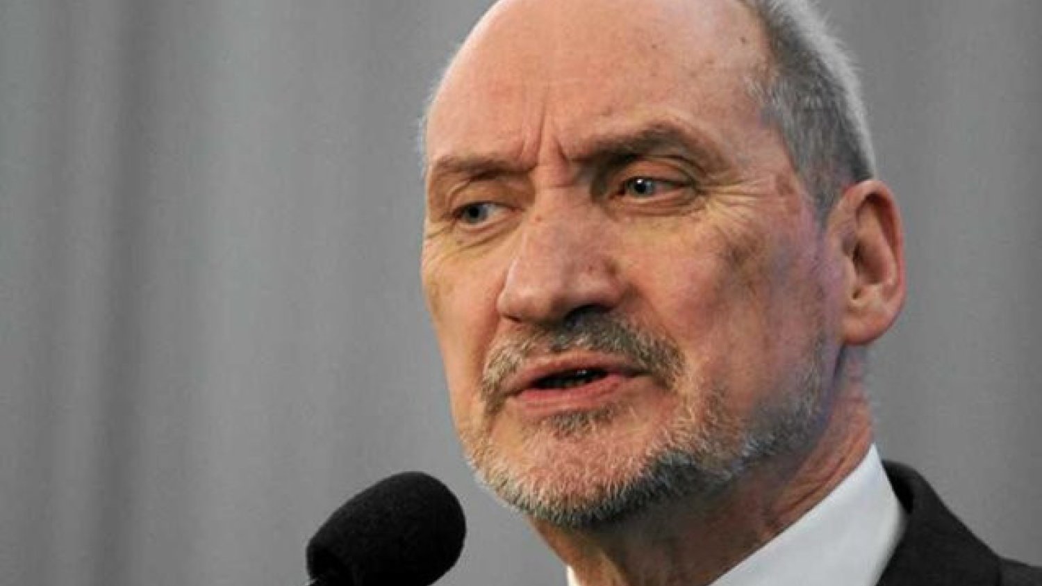 Terenowy samochód honker, którym przemieszczał się Macierewicz zakopał się w błocie