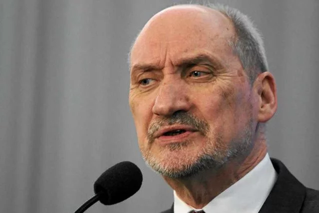 Terenowy samochód honker, którym przemieszczał się Macierewicz zakopał się w błocie