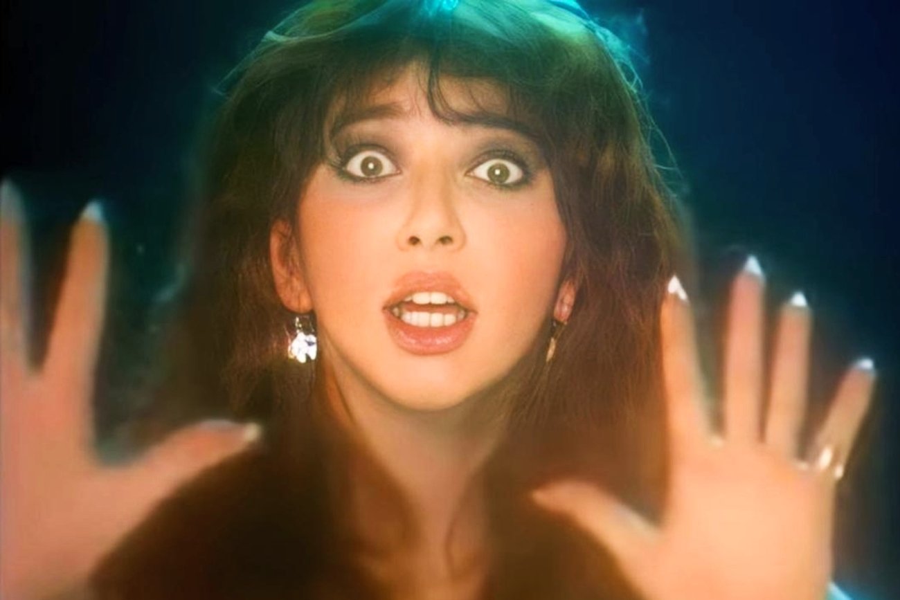 Kate Bush w teledysku do "Wuthering Heights".