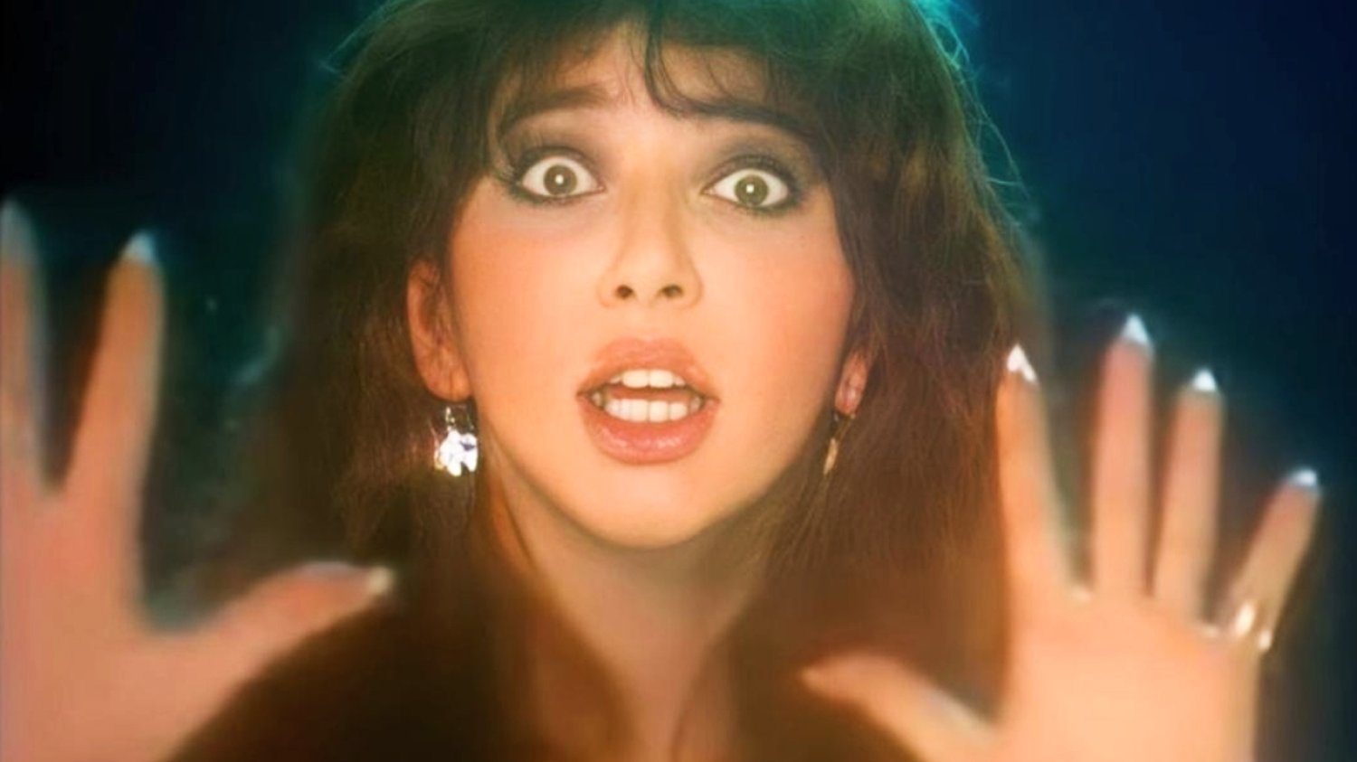 Kate Bush w teledysku do "Wuthering Heights".