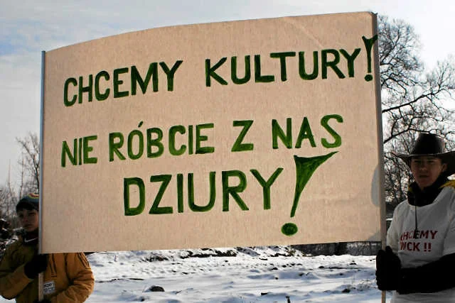 Protest w jednej z podwarszawskich miejscowości po zamknięciu Centrum Kultury.