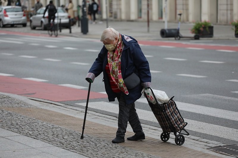 Seniorzy mogą wychodzić z domu tylko w trzech przypadkach. Tak wynika z rozporządzenia rządu.