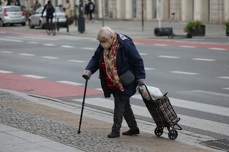 Seniorzy mogą wychodzić z domu tylko w trzech przypadkach. Tak wynika z rozporządzenia rządu.