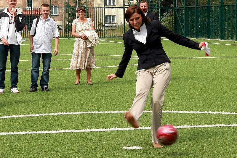 Joanna Mucha otwiera jedno z boisk. Póki kopie piłkę, jeszcze jest w porządku. Gorzej, gdy zaczyna zabierać głos w sprawach dotyczących sportu.