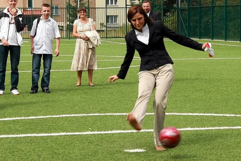 Joanna Mucha otwiera jedno z boisk. Póki kopie piłkę, jeszcze jest w porządku. Gorzej, gdy zaczyna zabierać głos w sprawach dotyczących sportu.