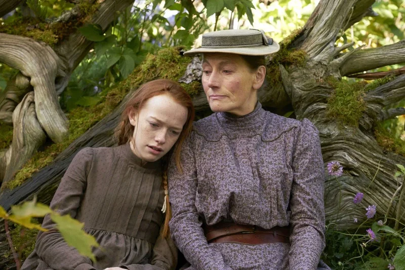 Powieść "Maryla z Zielonego Wzgórza" to prequel kultowego cyklu powieściowego Lucy Maud Montgomery. Książka pióra Sarah McCoy opowiada o losach Maryli Cuthbert (na zdjęciu z prawej w kreacji Geraldine James) przed przybyciem Ani Shirley na Zielone Wzgórze