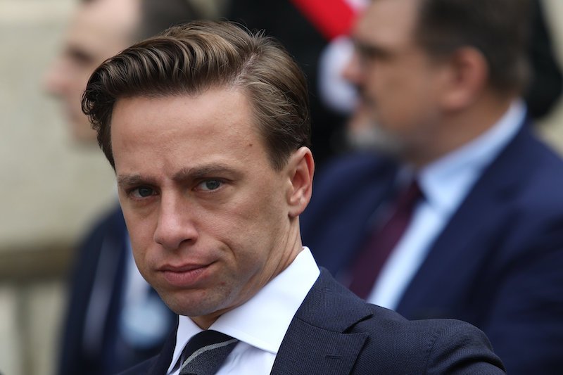 Krzysztof Bosak znalazł przyczynę pożaru katedry w Nantes.