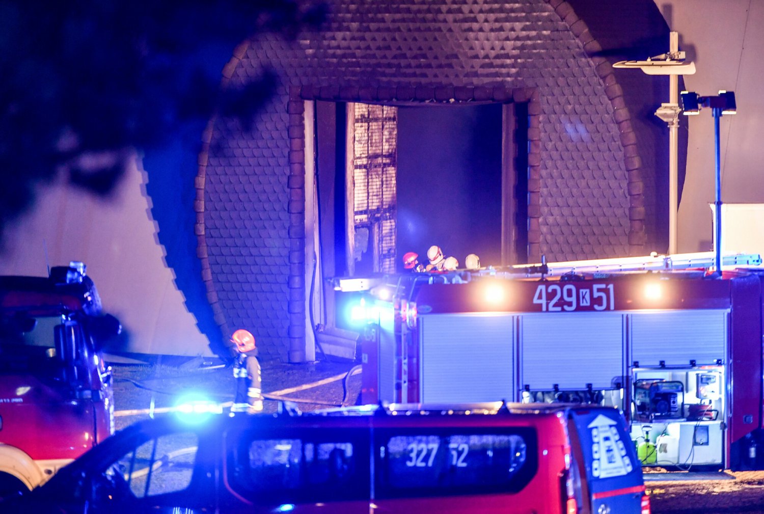 Pożar musiały gasić aż 23 zastępy straży pożarnej.