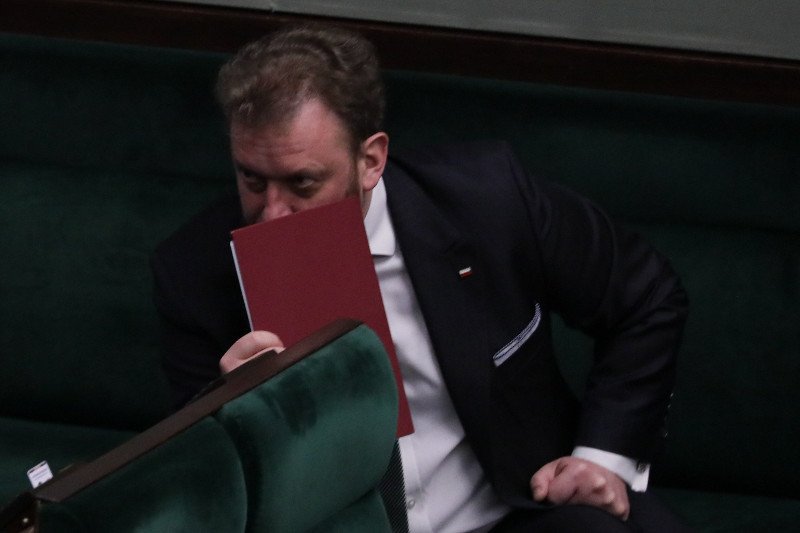 OKO.press a także były dziennikarz śledczy Leszek Kraskowski twierdzą, że minister Łukasz Szumowski, a później jego żona, weszli w interes z Danielem O., aresztowanym pod zarzutem wielomilionowych oszustw, prania pieniędzy i kierowania zorganizowaną grupą