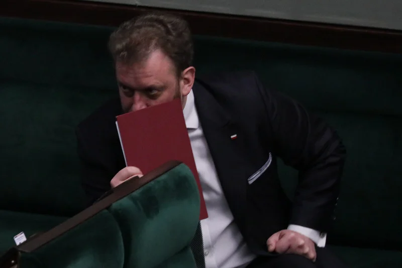 OKO.press a także były dziennikarz śledczy Leszek Kraskowski twierdzą, że minister Łukasz Szumowski, a później jego żona, weszli w interes z Danielem O., aresztowanym pod zarzutem wielomilionowych oszustw, prania pieniędzy i kierowania zorganizowaną grupą