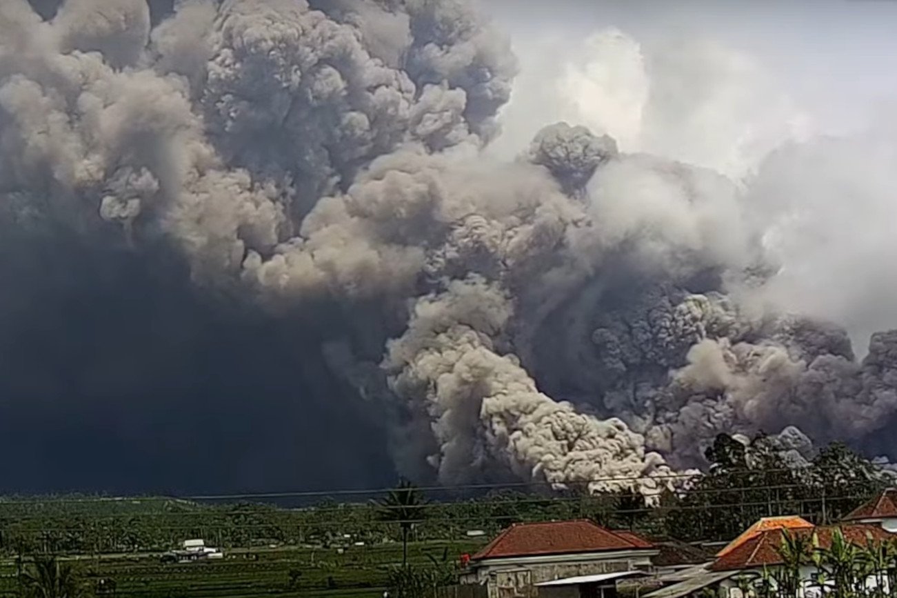 Wybuch wulkanu Semeru na Jawie. Niebezpieczeństwo wystąpienia tsunami.
