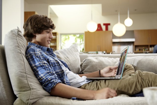 Czy oglądanie filmów w internecie jest nielegalne? Wyjaśniamy prawne zawiłości.