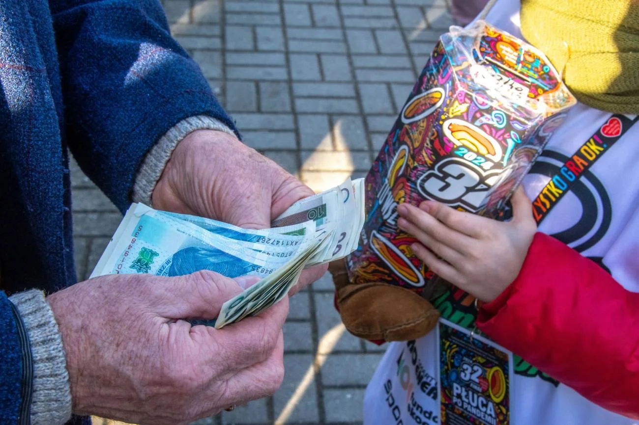 W Krakowie senior wpłacił na WOŚP 100 tysięcy złotych.