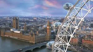 LondonEye z widokiem na Londyn.