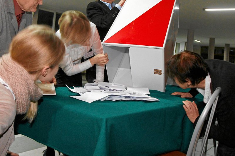 Wyborcy informują o nieprawidłowościach na kartach wydawanych w trwających wyborach samorządowych.