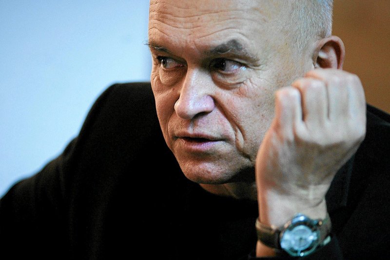 Andrzej Pągowski zdecydował się narysować po obejrzeniu filmu Tomasza Sekielskiego nowe logo #metoo.