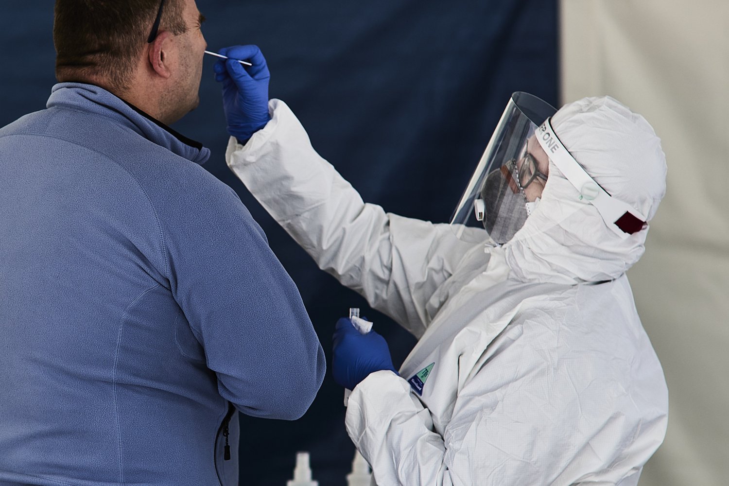 Pozytywny wynik testu na COVID — co dalej? Nowe wytyczne sanepidu [ZASADY]