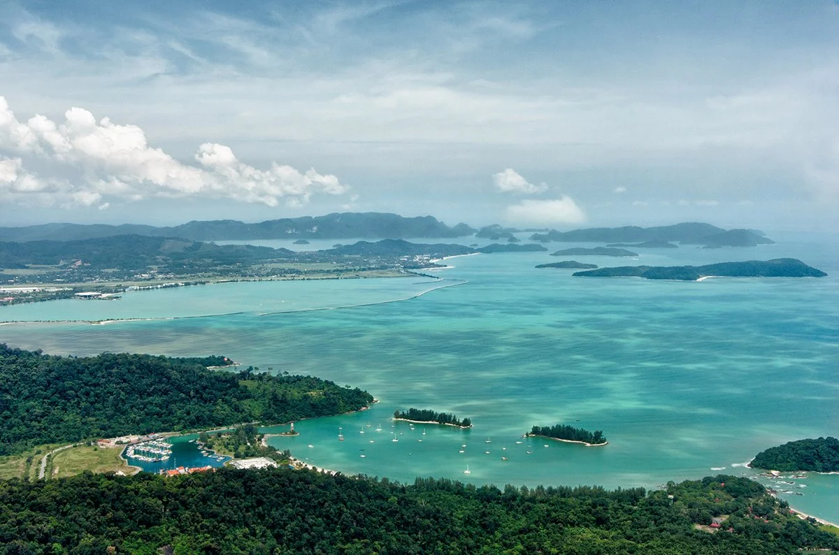 Widok na malezyjski archipelag Langkawi.

 Więcej fantastycznych zdjęć z egzotycznych podróży bloggerów można znaleźć na: www.fulloftravel.com