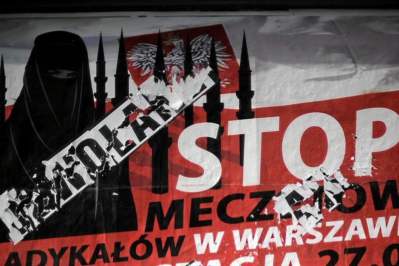 Plakaty zapowiadające protesty przeciwko meczetowi, który miał zostać zbudowany w Warszawie.