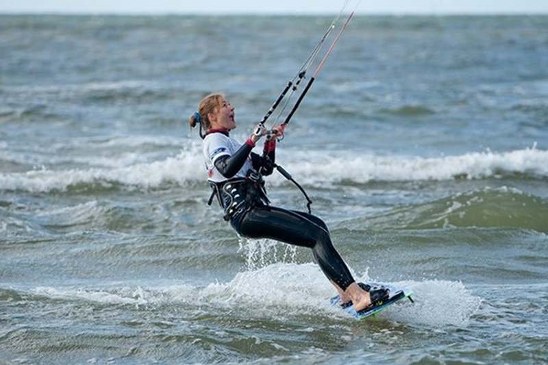 Beata Sadowska próbuje kitesurfingu