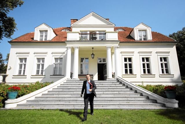 Minister spraw zagranicznych na tle dworku w Chobielinie