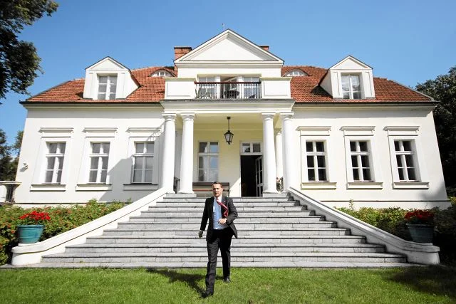 Minister spraw zagranicznych na tle dworku w Chobielinie