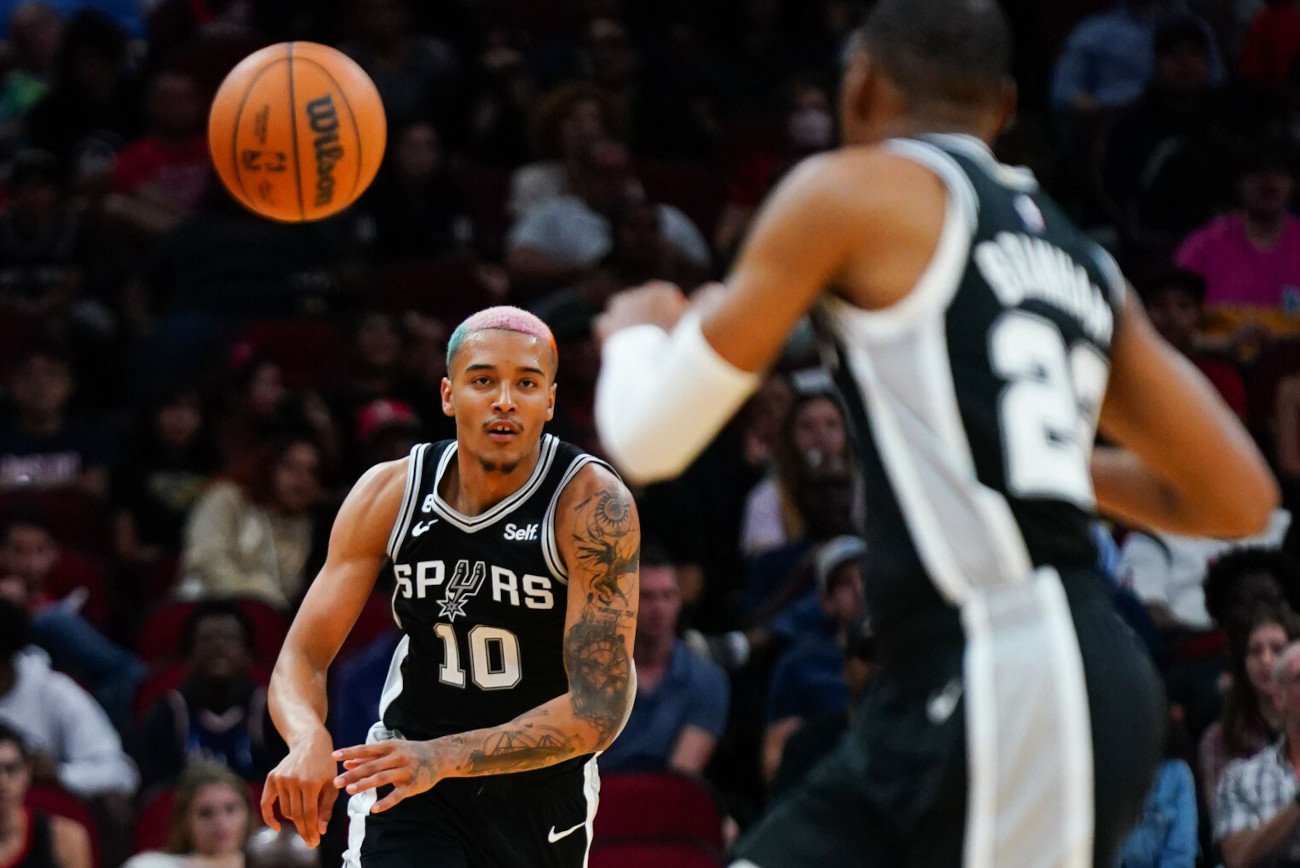 Jeremy Sochan zagrał w nocy z niedzieli na poniedziałek w sparingu z Houston Rockets. Polak zaliczył niezły występ.