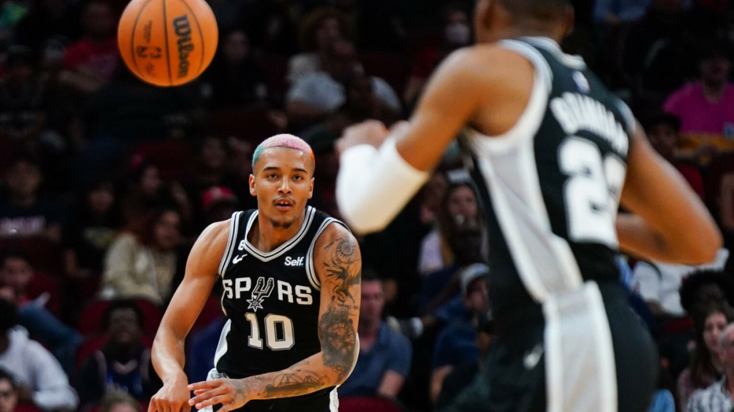 Jeremy Sochan zagrał w nocy z niedzieli na poniedziałek w sparingu z Houston Rockets. Polak zaliczył niezły występ.