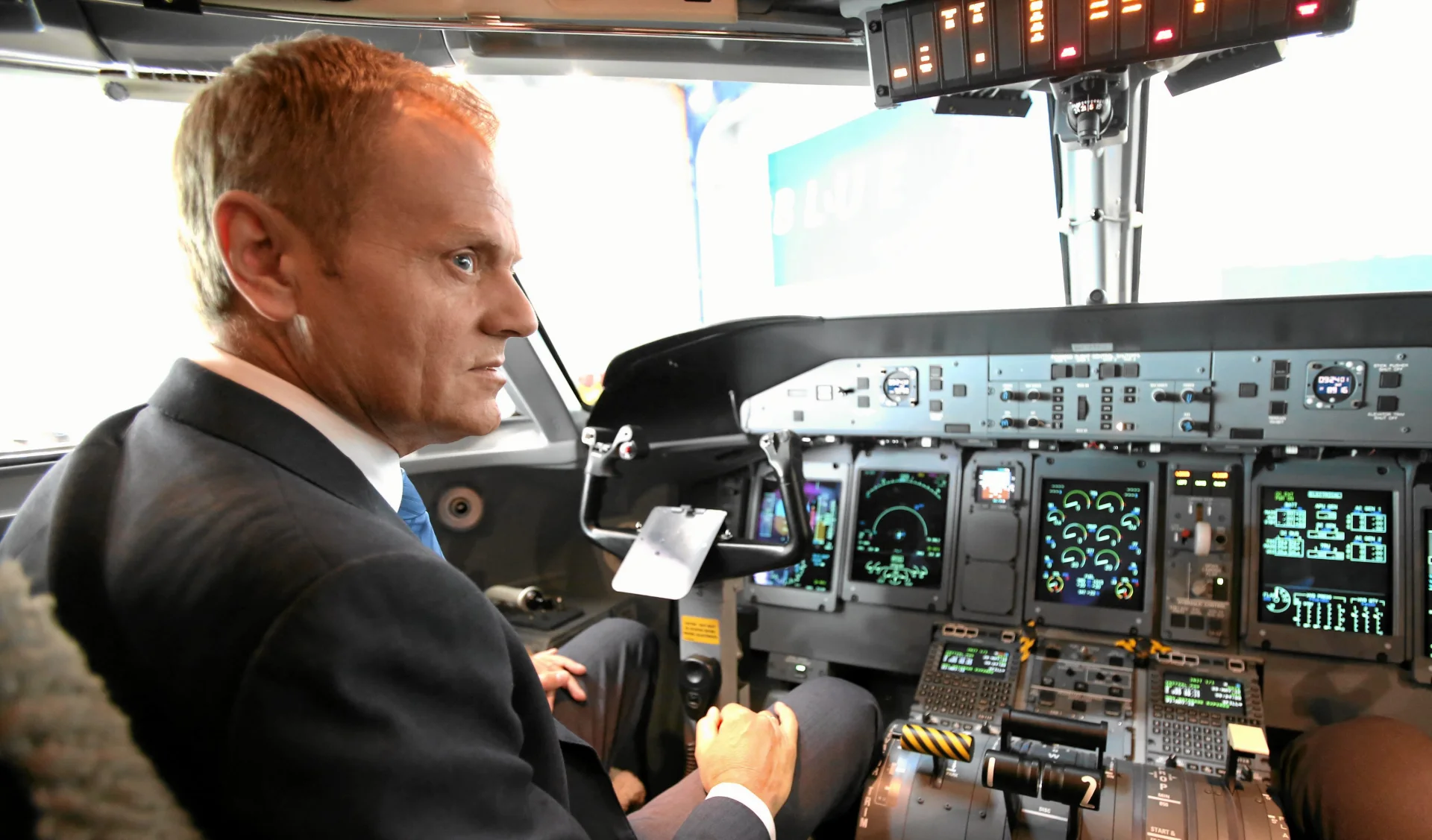 Donald Tusk na pokładzie Bombardiera w 2012 roku